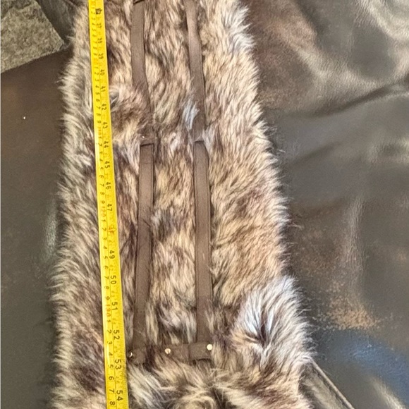 Henri Bendel faux fur scarf with leather trim - Picture 4 of 9